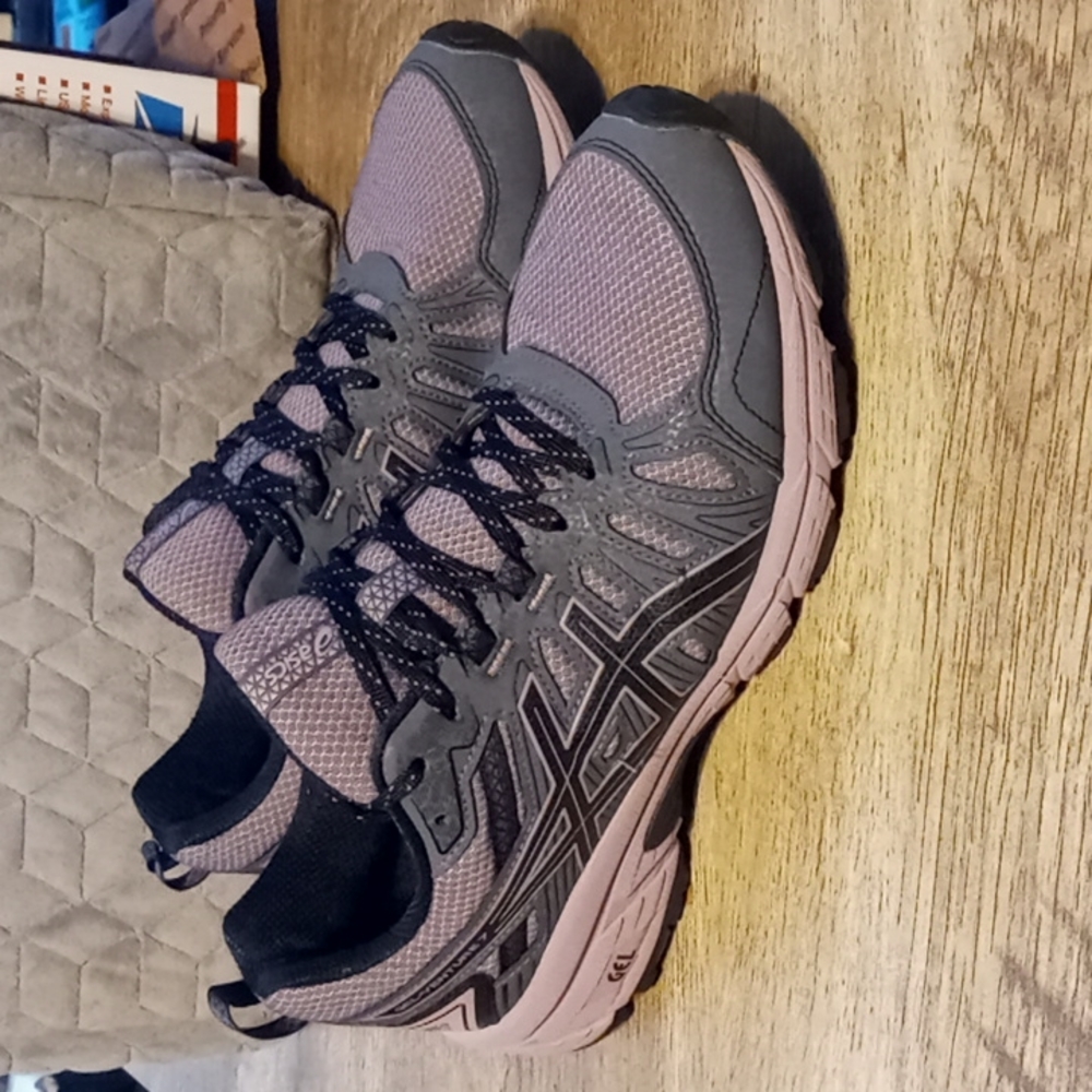 Asics women size 9.5 venture 7